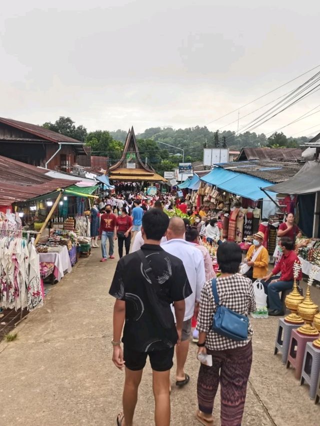 ตักบาตรสะพานมอญ จ.กาญจนบุรี