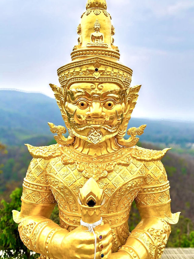 黄金の仏様に願いを込めて🙏✨ チェンマイの山上に輝くワット・プラタート・ドーイカム！