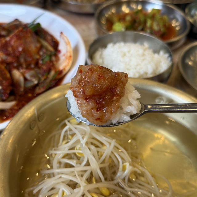 수원에서만 먹을 수 있는 매운 꽃게무침, 짱돌네!