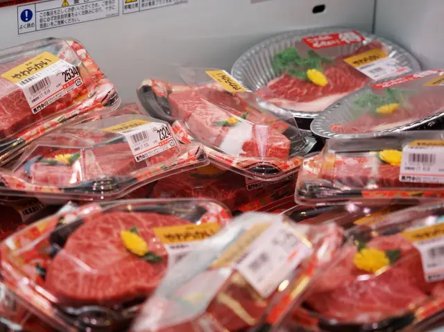 大阪黑門市場購物攻略：吃喝玩樂一網打盡！🦀🍣