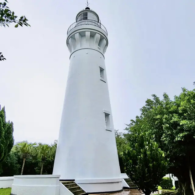 走訪藍天下更顯耀眼的白沙岬燈塔
