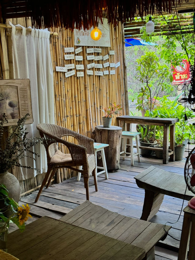 คาเฟ่เล็กๆทางไปเขาค้อ วิวสวยมากกก ⛰️🍵