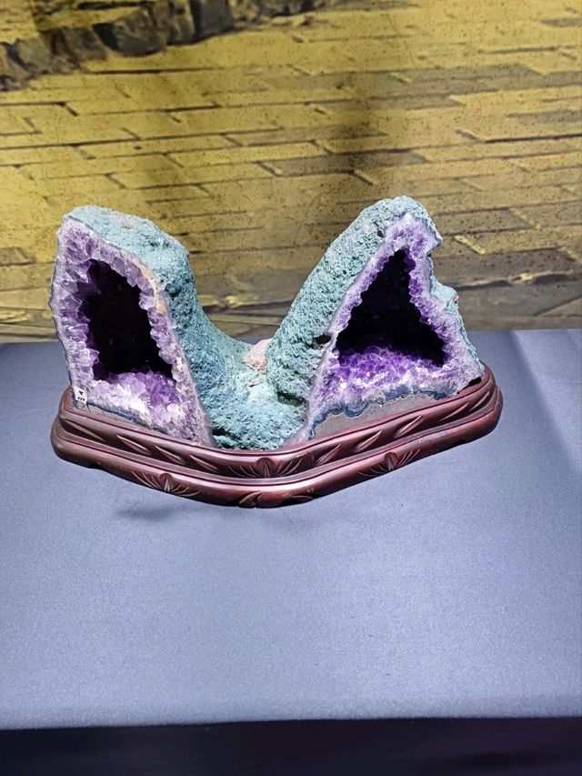 연인과 함께하는 조용한 예술 산책