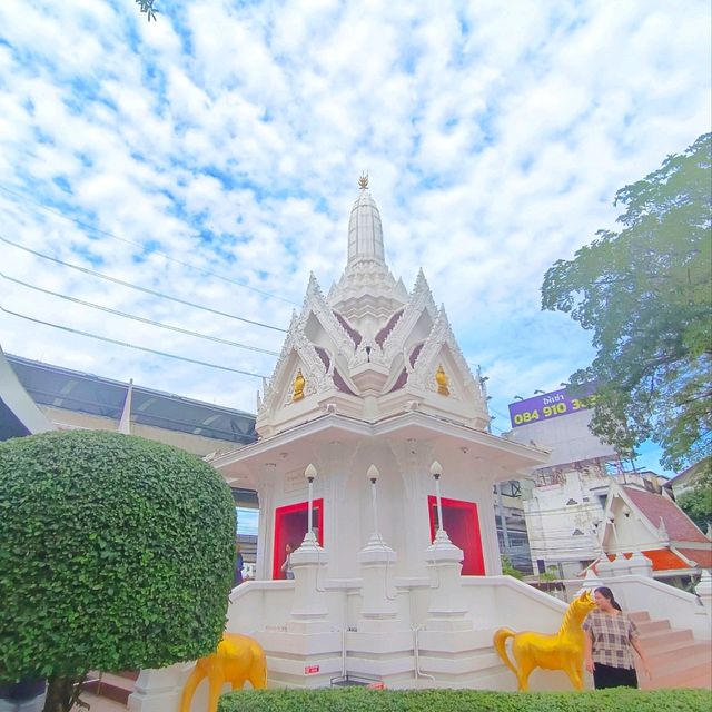 สักการะศาลหลักเมืองนนทบุรี