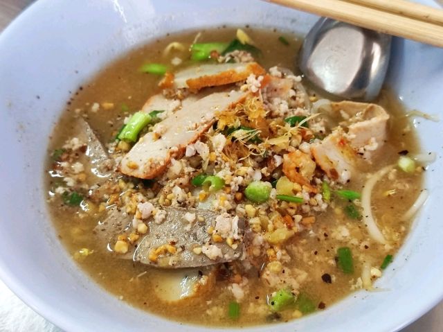 ร้านก๋วยเตี๋ยวเก่าแก่แปดริ้ว เปิดมาแล้วกว่า 60 ปี