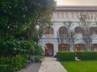 Strolling around the colonial buildings of Raffles Hotel