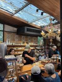 ตามใจคาเฟ่ (Taamjai Café) – สวนชาเขียวร่มรื่น 