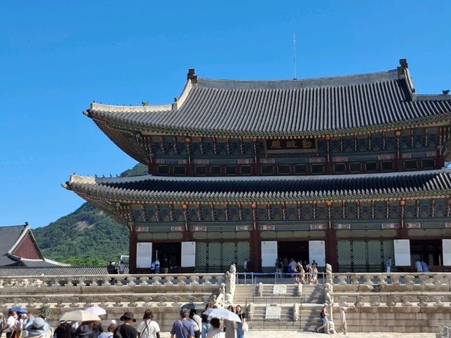 氣勢恢宏的光化門正對著你，彷彿一秒穿越回朝鮮王朝！