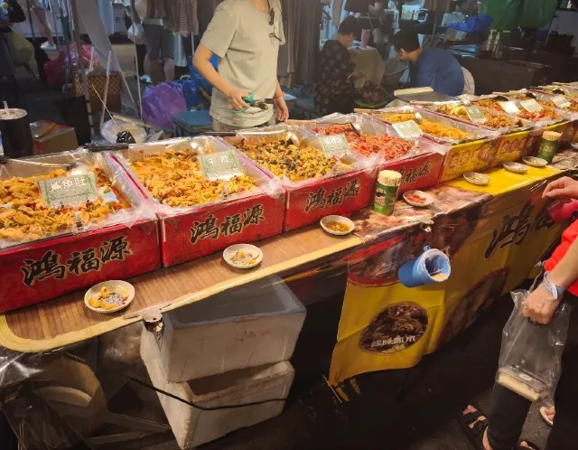 大慶夜市小吃攤位，攤上擺滿現做餐點