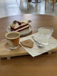 Botany Cafe - คาเฟ่สีขาวกลางสวน จิบกาแฟในวันสบายๆ