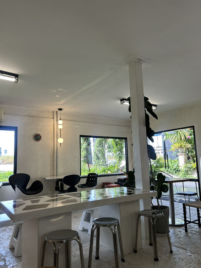 Bridge Sixteen Cafe 