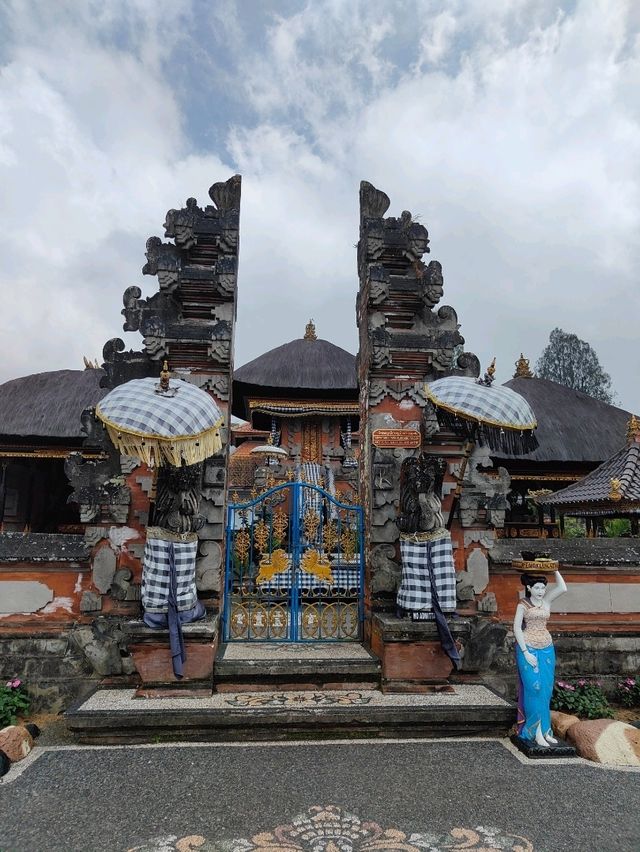 🌺 Ceremonial Reflections: A Walk Through Ulun Danu Beratan Park