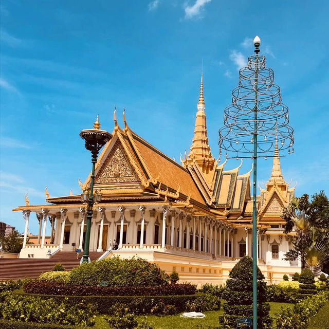 👑 "Crown Jewel of Cambodia: The Royal Palace of Phnom Penh