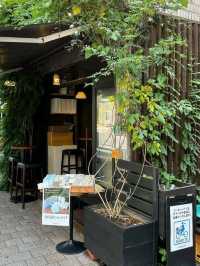 the café’s vintage wood-paneled interior, soft lighting, and jazz-infused ambiance create a warm🥰