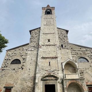 Pieve di Sant’Andrea, 이세오 – 고대 로마네스크 양식의 문으로 들어가는 관문