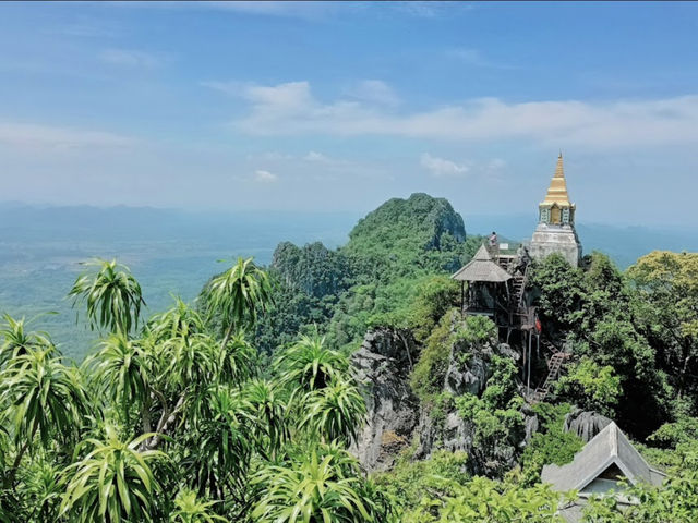 เจดีย์ขาวบนยอดเขา เส้นทางแห่งศรัทธาเหนือสายหมอก เจดีย์ขาวบนยอดเขา เส้นทางแห่งศรัทธาเหนือสายหมอก