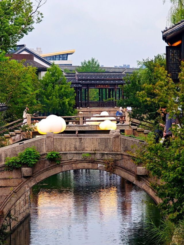 上海晴天街頭人文風景