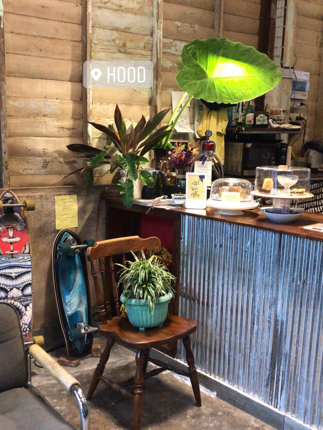 ☕✨ Hood Cafe หาดใหญ่ คาเฟ่บ้านไม้เก่าสุดวินเทจ ✨