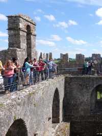 遊客排隊親石頭還要收費/布拉尼城堡