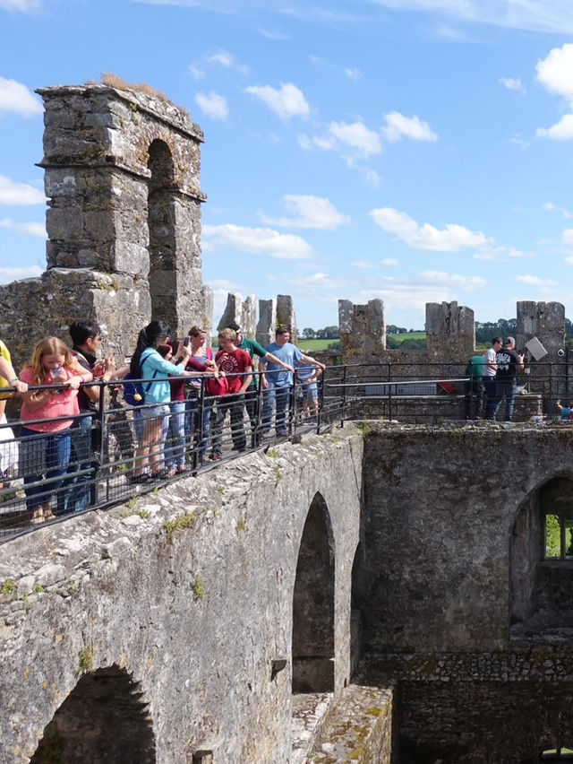 遊客排隊親石頭還要收費/布拉尼城堡