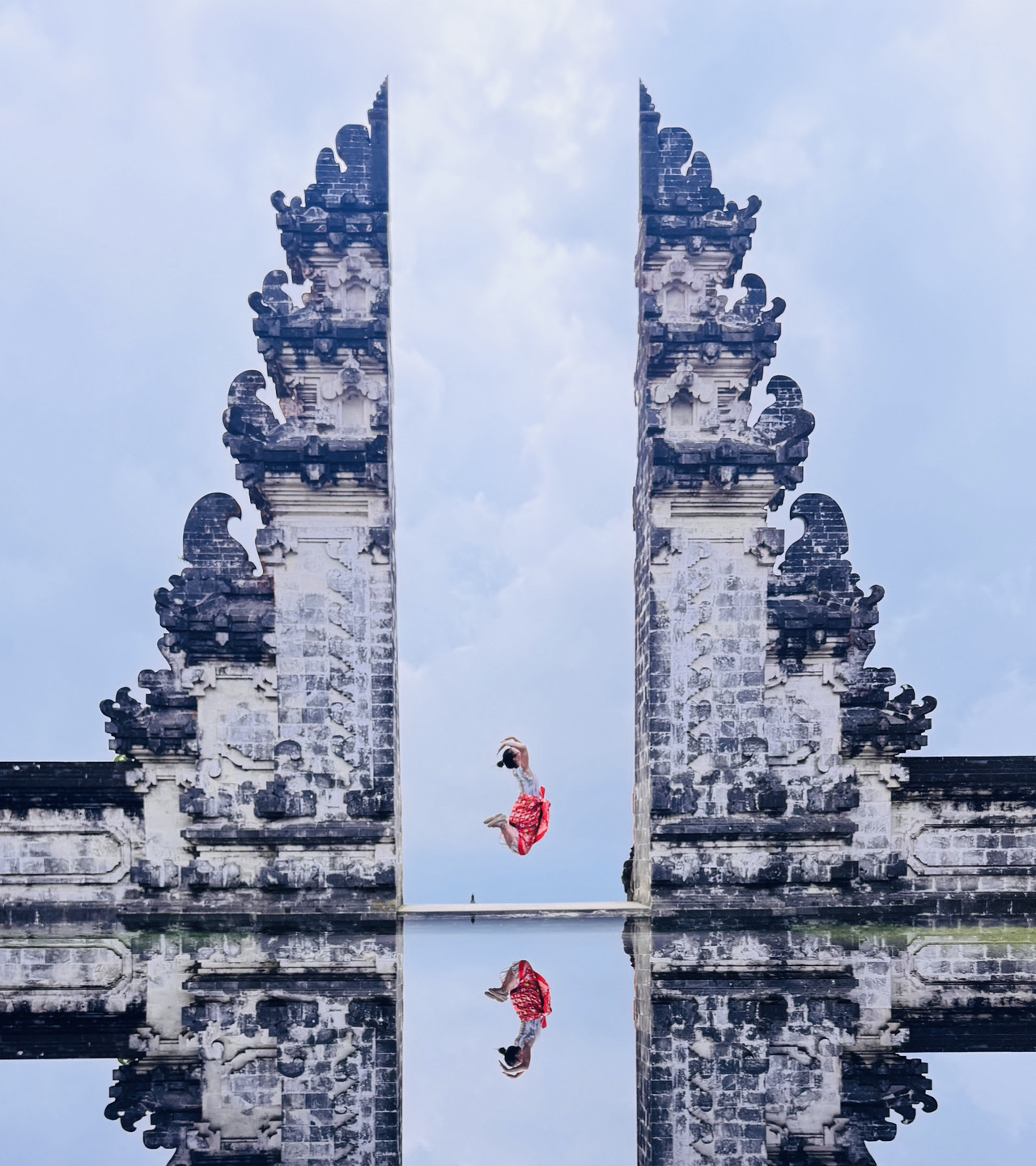 Menunggu dalam antrean selama 2 jam
Bukan untuk foto,
Tapi untuk momen berdiri di depan gerbang itu.
Langit terbelah,
Gunung dan awan menjadi latar belakang, dan aku berdiri tepat di tengahnya.
Keringat adalah harga, menunggu adalah proses,
Menekan tombol kamera adalah hasilnya.
Refleksi hanyalah efek,
Dampak sesungguhnya adalah berdiri di sana sendiri.
Gerbang ke Langit.
Bukan sekadar tempat check-in,
Tapi pintu masuk ke perjalanan berikutnya.