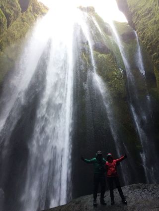 ​【아이슬란드. 신비한 협곡 폭포 글류프라부이(Gljúfrabúi)】 물을 밟고 동굴 속으로! 천장 속에 숨겨진 비경의 폭포. 