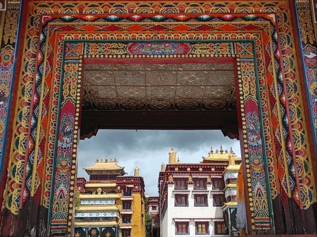 Super beautiful and impressive temple - totally worth a visit!
