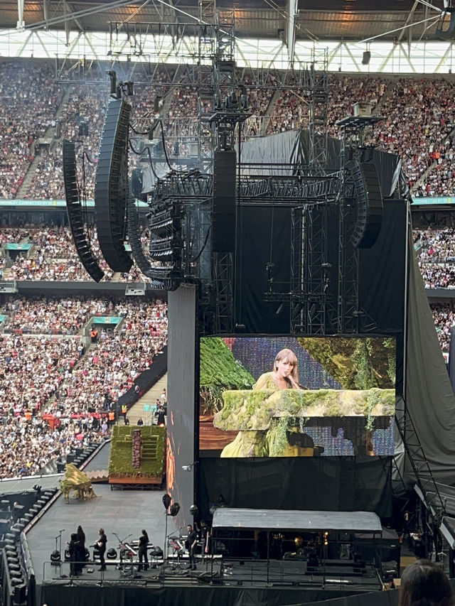 London | Happy to enjoy the eras tour with Taylor swift
