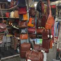 Markets near the Pisa tower have an exceptional selection of handbags!💯