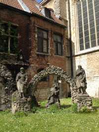 Antwerp is the city of the thrown hand. 