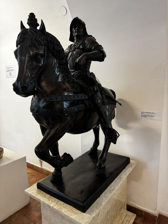 🎨 Unlock Your Eyes to Art: Gallery of Genius Zuraab Tsereleli Right in Moscow's Heart! 