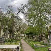 A Hauntingly Beautiful Oasis in London – Highgate Cemetery is Unforgettable!