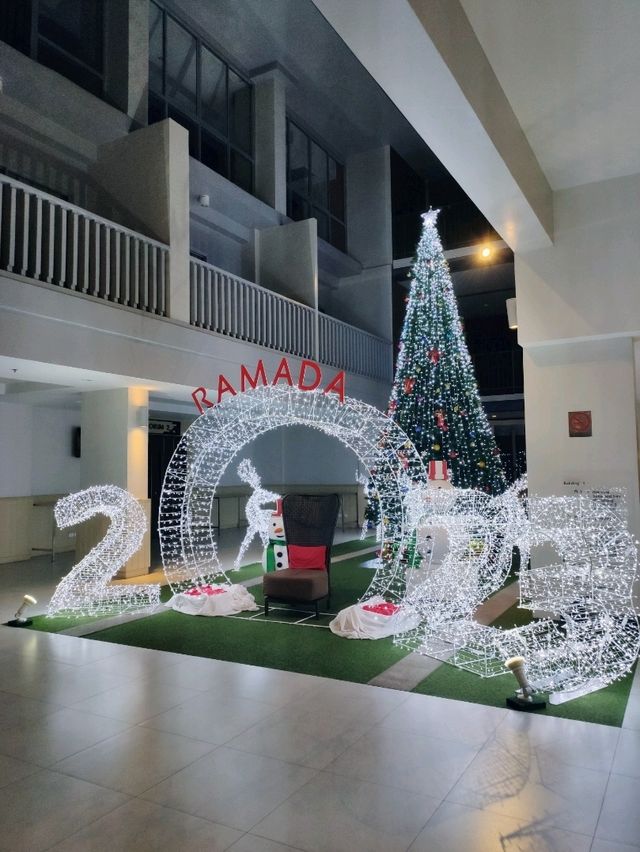 [Пхукет] Спокойный отель в шумном Патонге Ramada by Wyndham Deevana