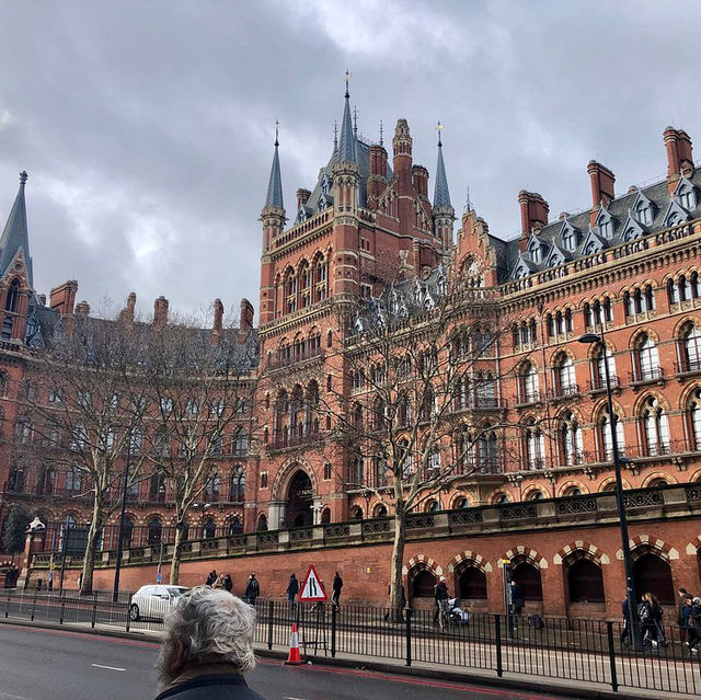 ✨ Renaissance Radiance: A Chic Escape in the Heart of the City