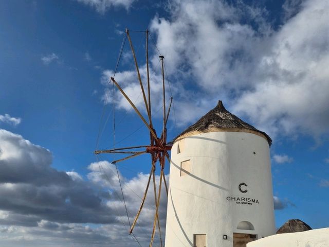 ๐ฌ๏ธ Oia and Its Iconic Windmills: Where Santorini Feels Like a Fairytale โจ ๐ฌ๏ธ Oia and Its Iconic Windmills: Where Santorini Feels Like a Fairytale โจ