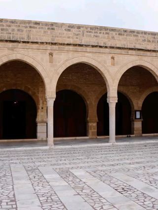 #winterescape ก้าวเข้าสู่เมดินาซูสส์ แล้วปล่อยให้ประวัติศาสตร์พาคุณไป! 🏰✨ สมบัติของยูเนสโกแห่งนี้ผสมผสานตลาดสดที่คึกคัก ป้อมปราการโบราณ และมัสยิดอันเป็นสัญลักษณ์ไว้ในเขาวงกตของตรอกซอกซอยหิน ทำให้ที่นี่เป็นสถานที่ที่นักสำรวจวัฒนธรรมต้องไม่พลาด

เริ่มต้นวันของคุณด้วยการเดินเล่นไปตามถนนแคบๆ ของเมดินา สัมผัสบรรยากาศท้องถิ่น และตามหาของที่ระลึกทำมือในตลาดสดที่คึกคัก อย่าพลาดมัสยิดใหญ่แห่งซูสส์: สถาปัตยกรรมที่เรียบง่ายและลานกว้างอันโอ่อ่าสร้างความรู้สึกสงบและเหนือกาลเวลา ถ่ายภาพ "เงาซุ้มประตู" สุดคลาสสิกที่ทางเข้ามัสยิดเพื่อเก็บเป็นความทรงจำที่ลงอินสตาแกรมได้ จากที่นี่ ปีนขึ้นไปบนกำแพงเมืองเพื่อชมทิวทัศน์แบบพาโนรามาเหนือหลังคาของเมดินาและทะเลเมดิเตอร์เรเนียน แสงยามเช้าตรู่ให้สีทองอร่ามที่สุด

เคล็ดลับการเยี่ยมชม: ถนนในเมดินาอาจคึกคักในช่วงสายๆ ดังนั้นควรเริ่มต้นก่อน 9 โมงเช้าหากคุณต้องการถ่ายภาพที่เงียบสงบและช้อปปิ้งได้ง่ายขึ้น สำหรับมัสยิดใหญ่ โปรดตรวจสอบเวลาเปิดทำการที่เปลี่ยนแปลงไป วันศุกร์เปิดถึงเที่ยง แต่จะเปิดนานกว่านั้นในวันอื่นๆ การแต่งกายสุภาพเป็นสิ่งจำเป็นสำหรับการเข้าชมมัสยิด (ปกปิดไหล่และเข่า) และพื้นอาจไม่เรียบ ดังนั้นควรสวมรองเท้าที่สบาย ควรเตรียมน้ำและของว่างไปด้วย เนื่องจากร้านค้าในเมดินาบางแห่งเปิดดึก

ข้อควรระวัง: ระวังทางเท้าหินที่ลื่น และเก็บของมีค่าไว้ให้ดี เพราะคนเยอะอาจมีมิจฉาชีพคอยล้วงกระเป๋า ตรอกซอกซอยบางแห่งมืดในยามพลบค่ำ ดังนั้นอย่าอยู่นานเกินเวลาพระอาทิตย์ตกดิน เว้นแต่คุณจะรู้จักเส้นทาง

#ซูสส์ #เมดินา #เคล็ดลับการท่องเที่ยว #ตูนิเซีย #ยูเนสโก