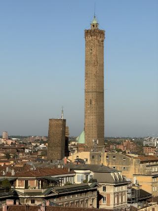 ดาดฟ้า ระเบียง และเสน่ห์เหนือกาลเวลา: การพักผ่อนที่โบโลญญา 🇮🇹 ✨