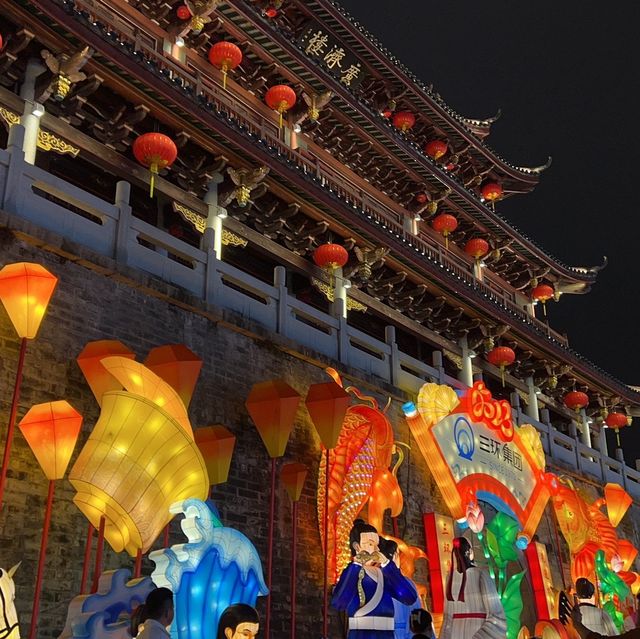 Lanterns decorating the streets of Chaozhou Lanterns decorating the streets of Chaozhou