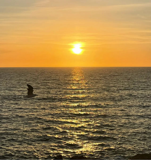 Sunset cliff magnificent scenery, enjoy the stunning scenery across the ocean.