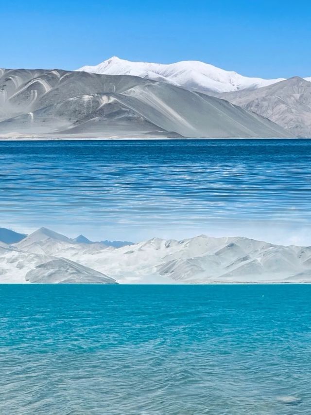 一半是綿延沙漠，一半是碧藍湖水，堪稱人間絕色——白沙湖