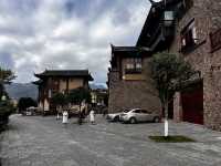 滴水苗城位於雲南省屏邊苗族自治縣，牧羊河畔，景區依山而建，濱水而居，景色優美