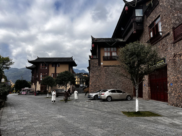 滴水苗城位於雲南省屏邊苗族自治縣，牧羊河畔，景區依山而建，濱水而居，景色優美
