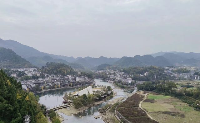 昨日中午抵達此地，一個一腳踏三省的古鎮，邊城，也叫茶峒