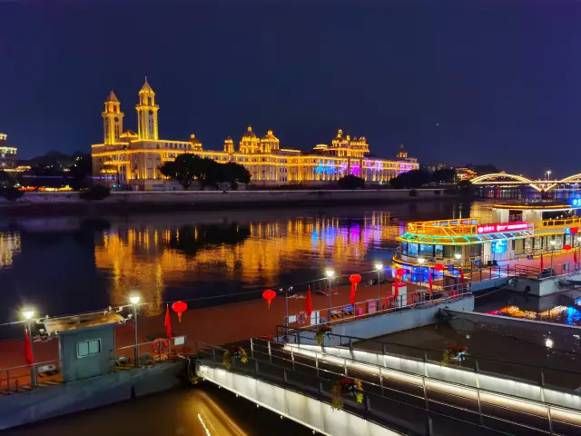 Appreciate the charming night view of the Minjiang River