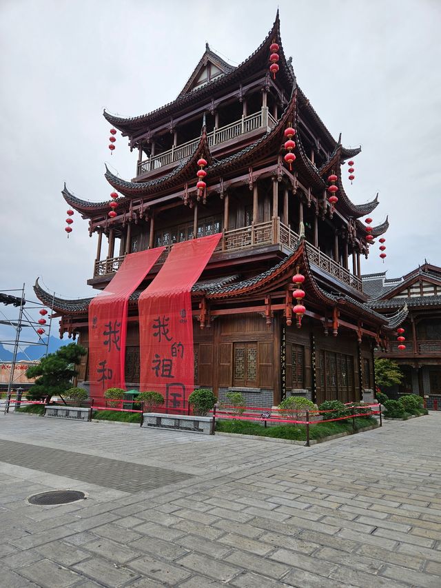 搭了七個多小時高鐵終於到張家界了 ​ ​第一天先隨意在市區溜達，發現這邊的空氣質素真的超好，它是清新