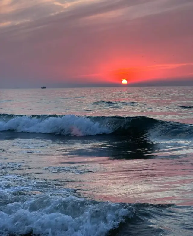 The sunrise and sunset in Weihai are breathtakingly beautiful!