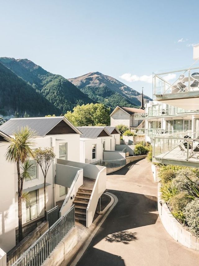 🌟 Queenstown Charm: Blue Peaks Apartments! 🏔️✨