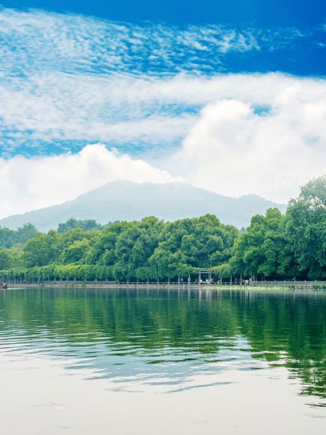 🌟 UK's Must-See Marvels: History, Nature & Football 🌟