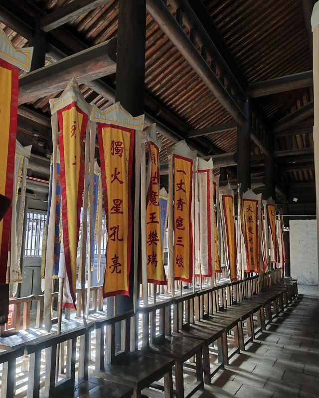 山東水泊梁山領略好漢聚義的豪邁氣概。