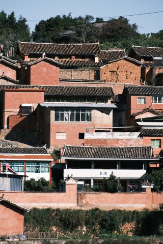 紅牆青瓦，小「色達」迤沙拉村太美了！